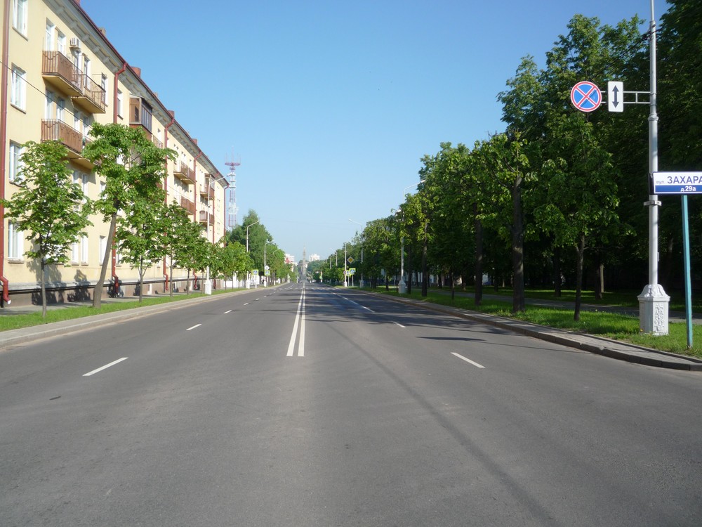 11 Minsk, Sacharovstraße - am Ende der Obelisk.jpg