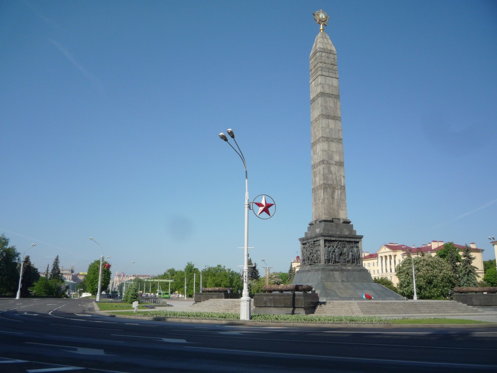 12 MInsk, Obelisk am Platz der Unabhaengigkeit.jpg